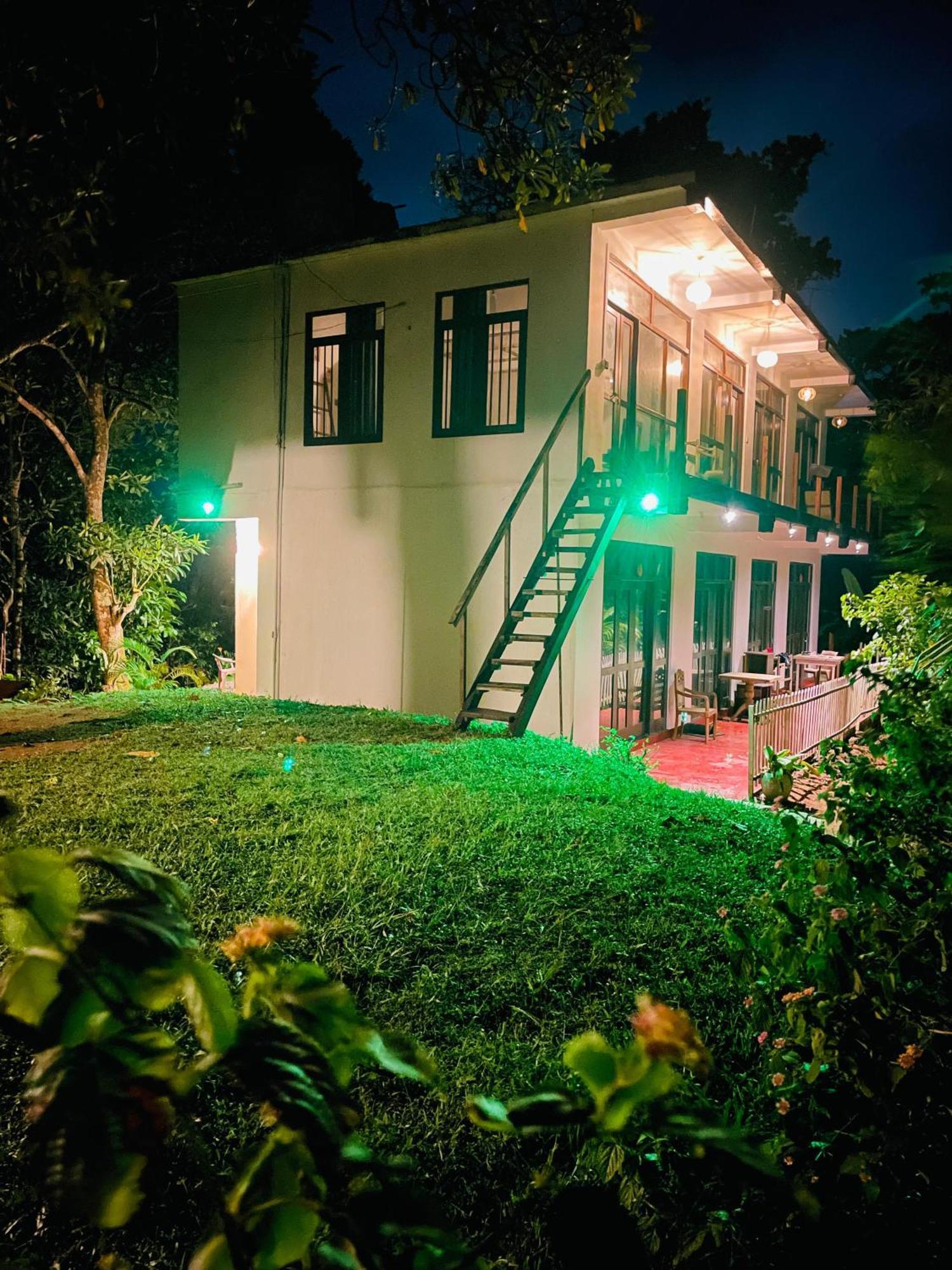 Sky Mountain Cafe With Seaview Bed and Breakfast Weligama Buitenkant foto